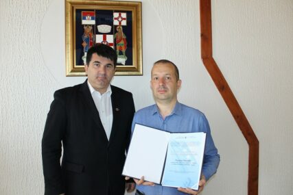 Savić nagradio Ristića za izuzetan rad u Opštinskoj izbornoj komisiji