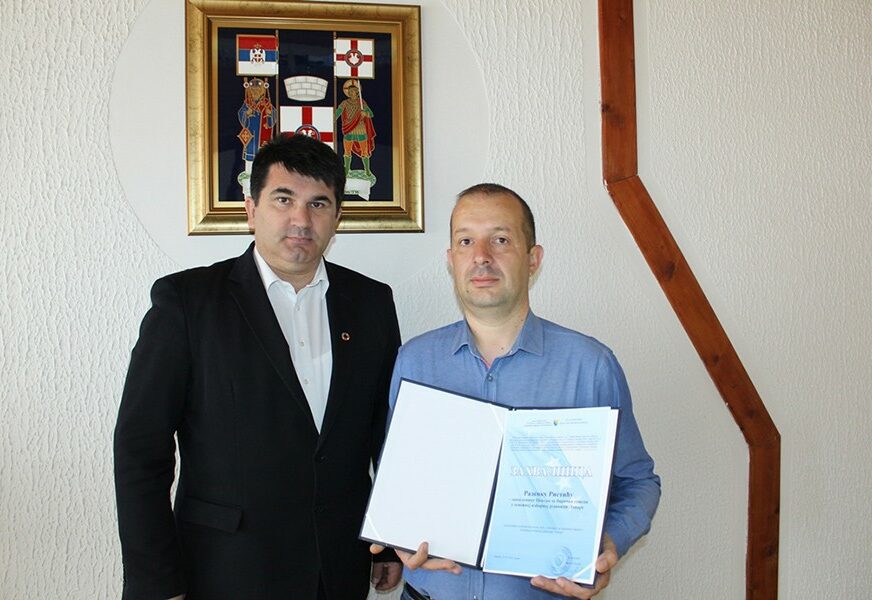 Savić nagradio Ristića za izuzetan rad u Opštinskoj izbornoj komisiji