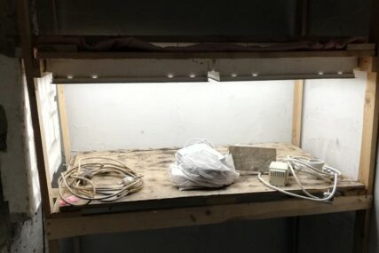 AKCIJA POLICIJE U BANJALUCI Pronađena improvizovana laboratorija za proizvodnju skanka u podrumu kuće