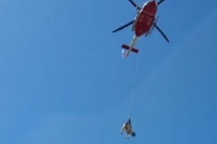 OKRUŽENA LITICAMA Vatrogasci helikopterom na nevjerovatan način spasli kravu (VIDEO)