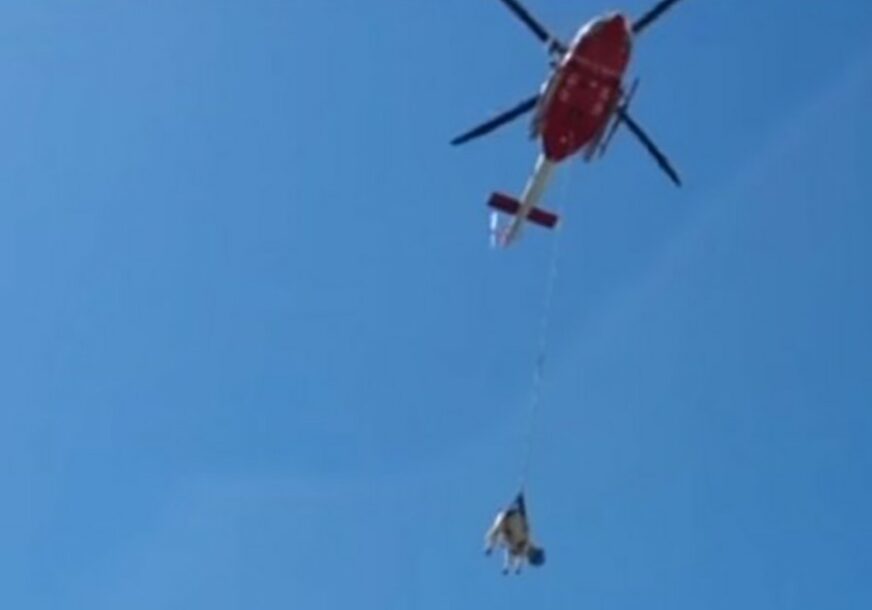 OKRUŽENA LITICAMA Vatrogasci helikopterom na nevjerovatan način spasli kravu (VIDEO)