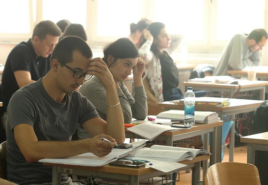 SVE MANJE UPISANIH STUDENATA U BiH Najviše interesovanja za medicinu i informatiku