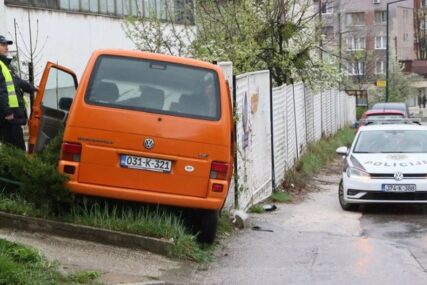DOŽIVIO SRČANI UDAR Vozač kombija udario u stub kod bolnice u Sarajevu