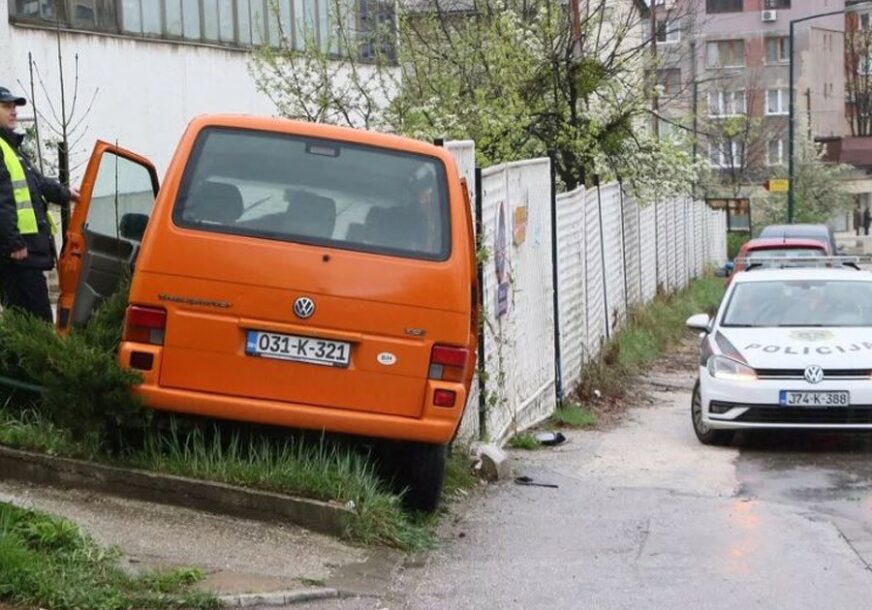 DOŽIVIO SRČANI UDAR Vozač kombija udario u stub kod bolnice u Sarajevu