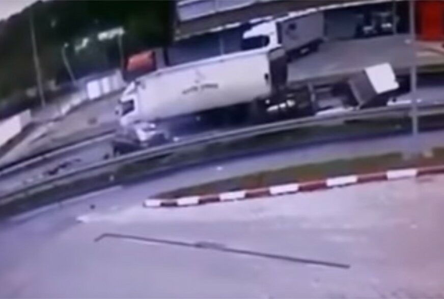 JEZIV SNIMAK TEŠKE SAOBRAĆAJKE Pokušao je da pretekne traktor i ZAKUCAO SE U KAMION (VIDEO)