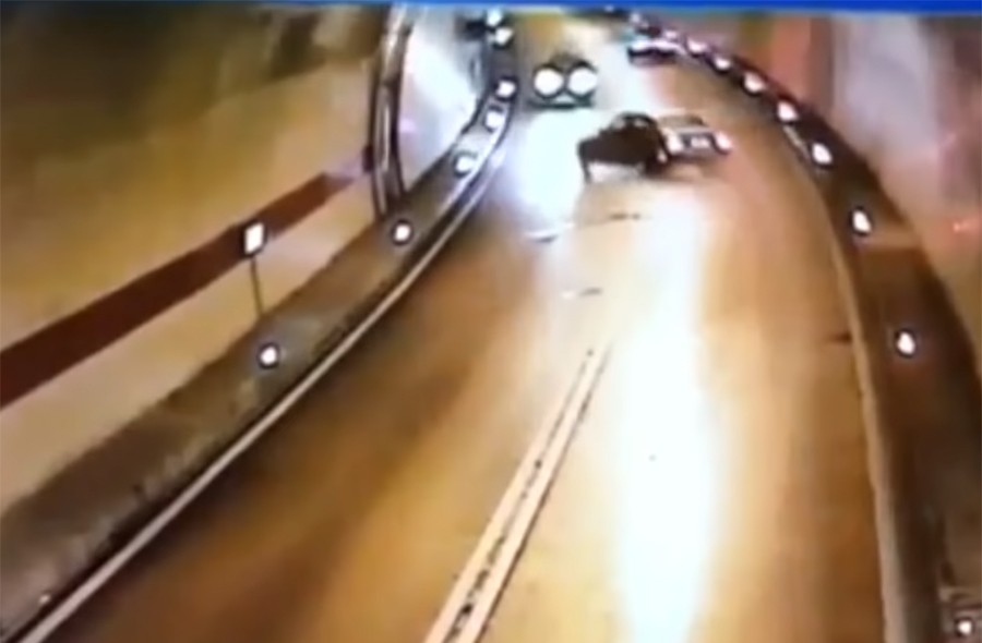 STRAVIČAN SNIMAK Mladić podlegao povredama nakon teške saobraćajke u tunelu (VIDEO)