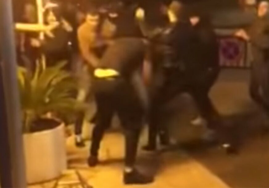 MASOVNA TUČA USRED NOĆI Deset ljudi se potuklo, a onda je uletjela grupa sa FANTOMKAMA (VIDEO)