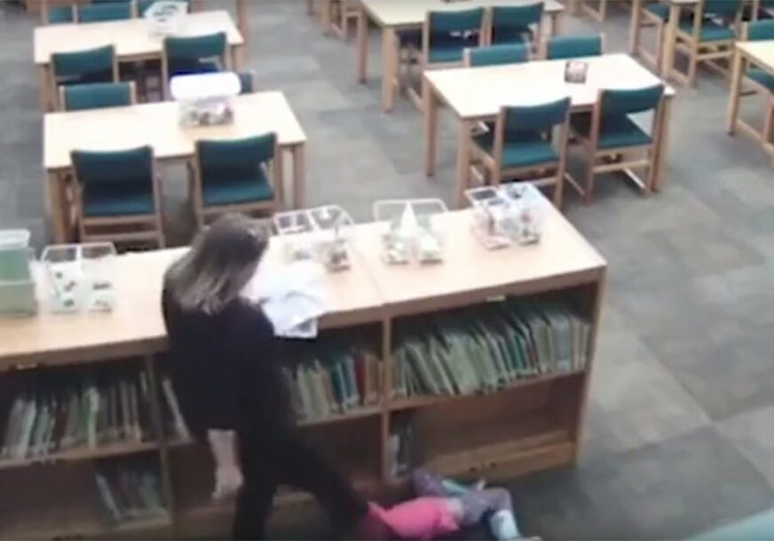 UŽAS U ŠKOLI Učiteljica snimljena kako ŠUTIRA djevojčicu (5) (VIDEO)
