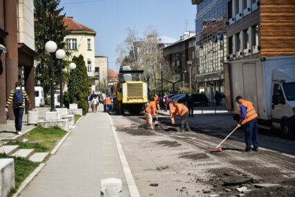 RADOVI KRENULI OD CENTRA U gradu počela obnova saobraćajnica