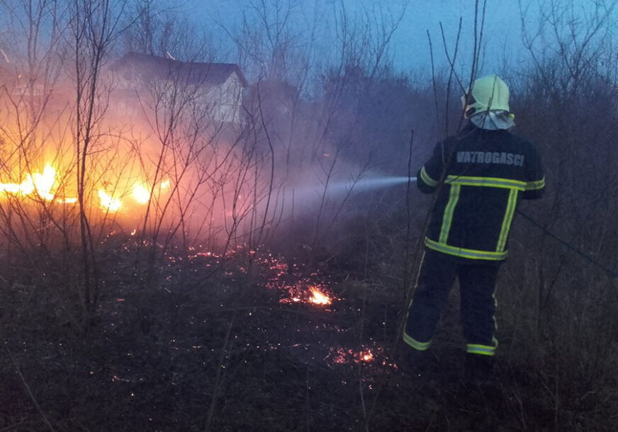 APELI NE DAJU REZULTATE U velikom požaru kod Prijedora izgorjelo 1.000 dunuma šume (VIDEO)