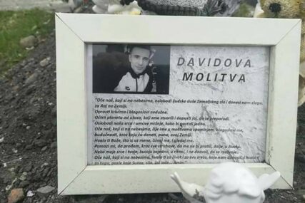 FOTOGRAFIJA KOJA RAZARA DUŠU Davor Dragičević na grobu sina ostavio POTRESNU PORUKU