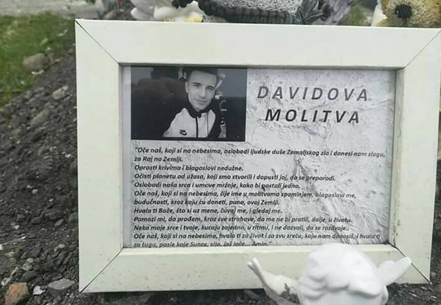 FOTOGRAFIJA KOJA RAZARA DUŠU Davor Dragičević na grobu sina ostavio POTRESNU PORUKU