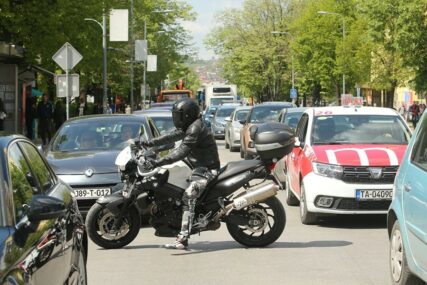 "ZA SEKUND NAM SE ZAVUKU U MRTAV UGAO” Evo zašto se vodi rat između vozača i motociklista