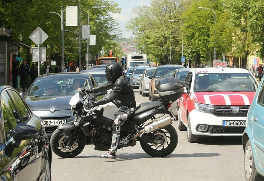 "ZA SEKUND NAM SE ZAVUKU U MRTAV UGAO” Evo zašto se vodi rat između vozača i motociklista