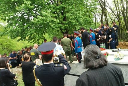 "SEBE NIJE ŠTEDIO" Hrabri policajac sahranjen uz počasnu paljbu i TUŽNE ZVUKE TRUBE (FOTO)