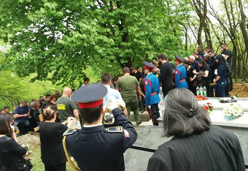 "SEBE NIJE ŠTEDIO" Hrabri policajac sahranjen uz počasnu paljbu i TUŽNE ZVUKE TRUBE (FOTO)
