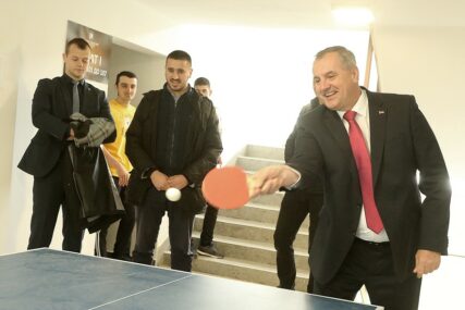 PREMIJER SE VRATIO U STUDENTSKE DANE Višković zaigrao stoni tenis, pa u menzi JEO PASULJ (FOTO)