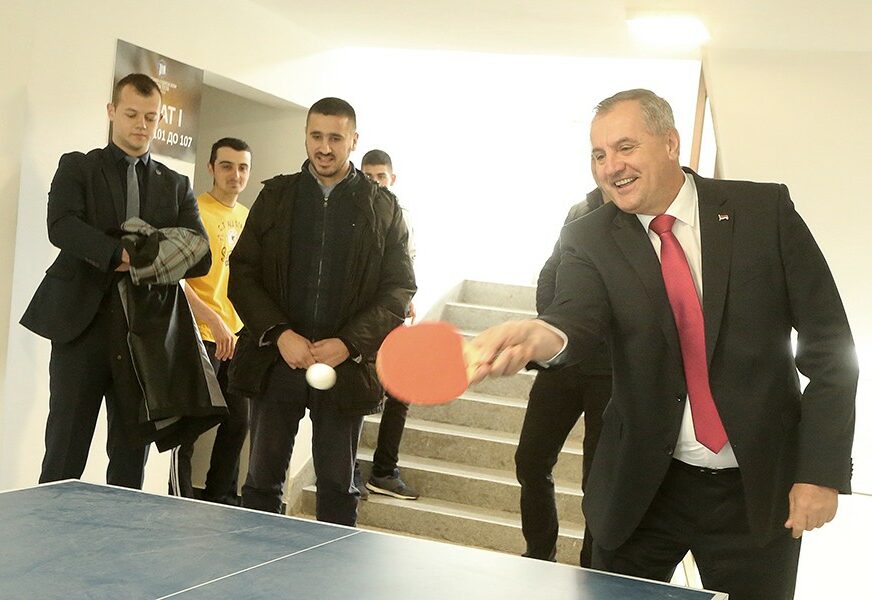 PREMIJER SE VRATIO U STUDENTSKE DANE Višković zaigrao stoni tenis, pa u menzi JEO PASULJ (FOTO)