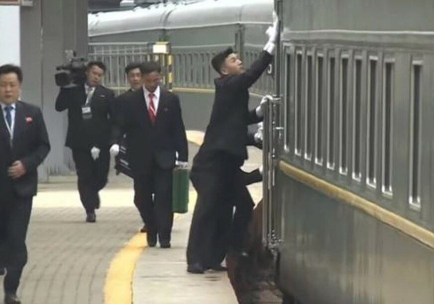 SVIJET U ČUDU Prije nego što je Kim izašao iz voza, navukli su bijele rukavice i URADILI OVO (VIDEO)