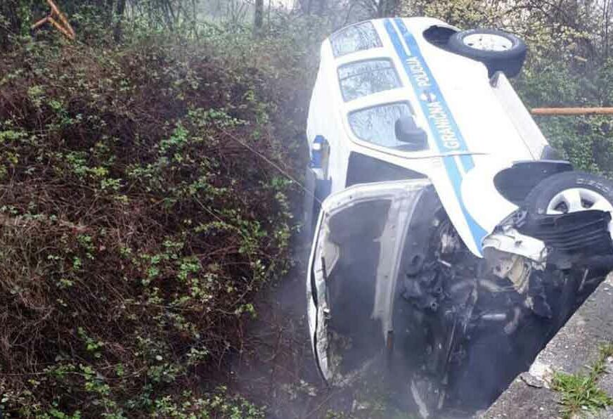 U KANALU PORED PUTA Vozilo Granične policije BiH survalo se nakon sudara s automobilom