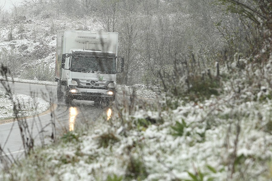 KLIZAVI PUTEVI, SNAŽAN VJETAR Snijeg na zapadu Balkana izazvao saobraćajne probleme