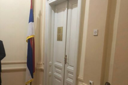 VIŠE JE NE SKLANJAJU Zastava Srpske pet mjeseci pred Dodikovim kabinetom u Sarajevu