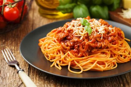 RIJEŠIO DA SE OBRAČUNA SA ISTINOM Gradonačelnik Bolonje tvrdi da jelo špagete bolonjez ne postoji