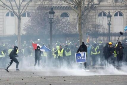“ŽUTI PRSLUCI” U AKCIJI Policija upotrijebila suzavac da rastjera demonstrante