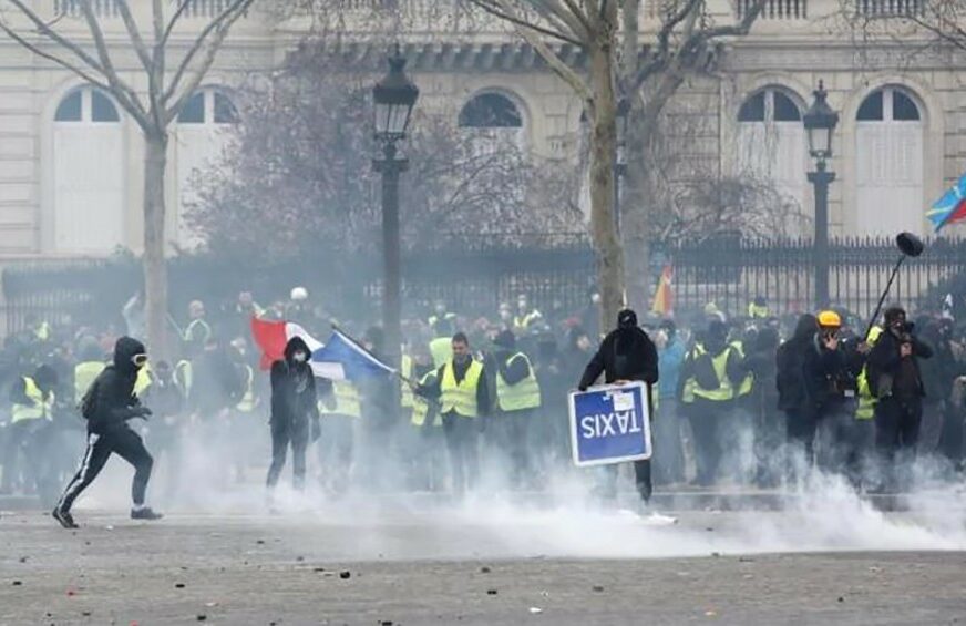 “ŽUTI PRSLUCI” IZA REŠETAKA Francuska policija privela 45 demonstranata  
