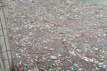 Na Neretvi u Konjicu pluta otpad u centru grada: Građani zabrinuti, a niko od nadležnih ne reaguje