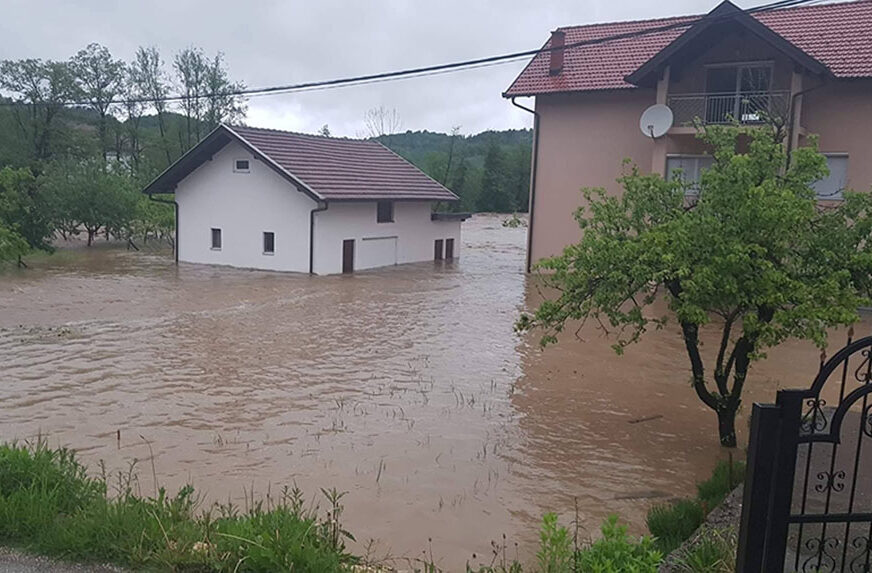 SDS TESLIĆ OŠTRO KRITIKOVAO SNSD "Zloupotrebljavaju nesreću poplavljenih za političko pljuvanje protivnika"