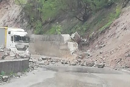 OPREZ Zbog odrona obustavljen saobraćaj u kanjonu Ugra
