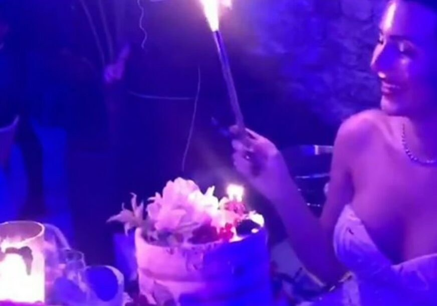 NA NIVOU Anastasija proslavila rođendan na Mikonosu, OVAJ pjevač je uljepšao zabavu (FOTO)