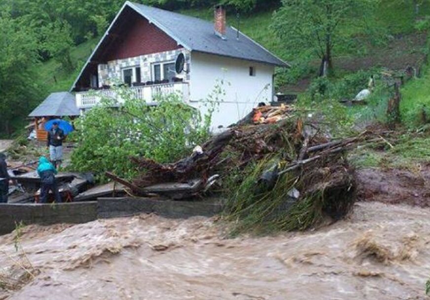 U Banovićima proglašeno stanje prirodne nesreće, obustavljen saobraćaj prema Zavidovićima