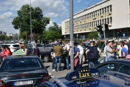 KOLEGE BLOKIRALE ULICU Pretučen taksista u Beogradu
