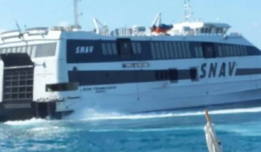 KONAČNO NA OBALI Pokvareni brod uplovio u Split, POČELO ISKRCAVANJE