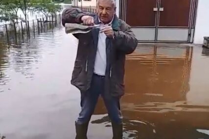 ŠALE SE I KADA JE MUKA Prijedorčanin sa RAKIJOM dočekuje goste u poplavljenoj Gomjenici (VIDEO)