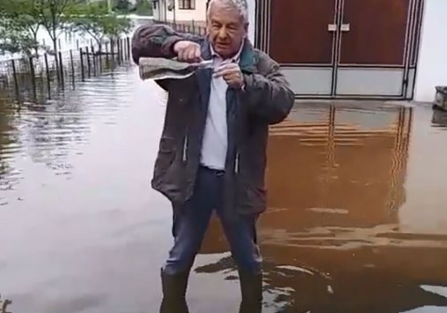 ŠALE SE I KADA JE MUKA Prijedorčanin sa RAKIJOM dočekuje goste u poplavljenoj Gomjenici (VIDEO)