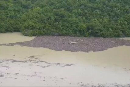 EKOLOŠKA KATASTROFA Užasavajući prizori smeća koje pluta u jezeru Bočac (FOTO, VIDEO)