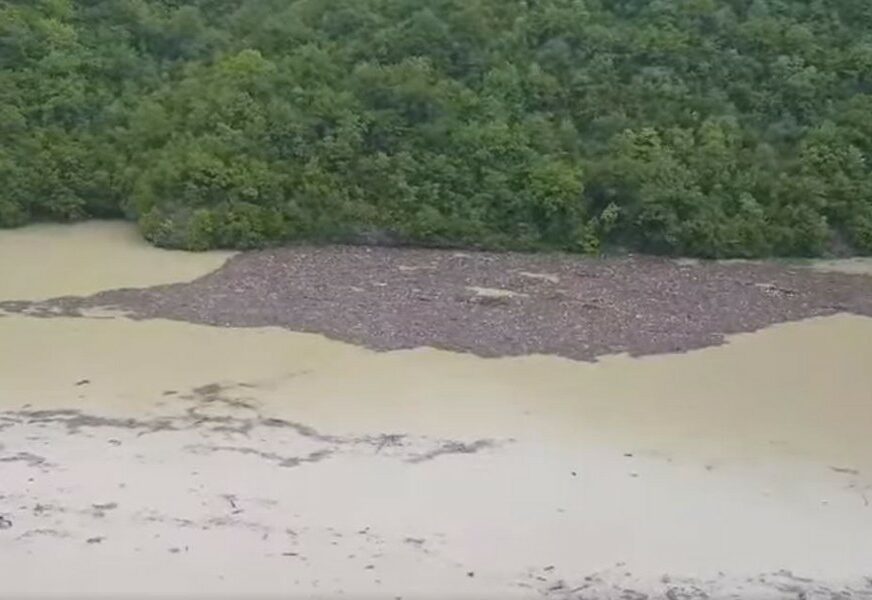 EKOLOŠKA KATASTROFA Užasavajući prizori smeća koje pluta u jezeru Bočac (FOTO, VIDEO)