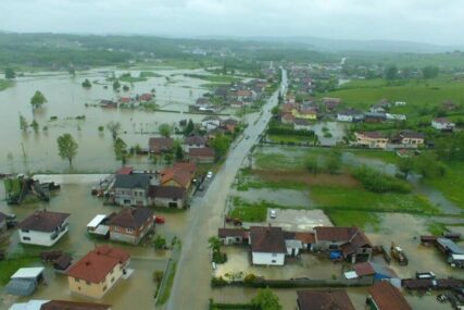 POSTAVLJAJU SE BEDEMI OD VREĆA PIJESKA Obilne padavine prouzrokovale poplave u Cazinu (FOTO)