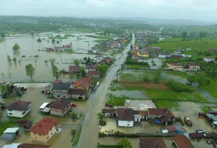 POSTAVLJAJU SE BEDEMI OD VREĆA PIJESKA Obilne padavine prouzrokovale poplave u Cazinu (FOTO)