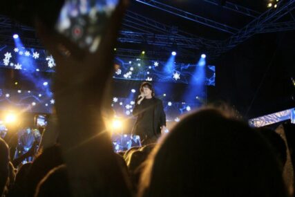 ČOLINA MAGIJA NA KASTELU Hiljade fanova na koncertu u Banjaluci (FOTO)