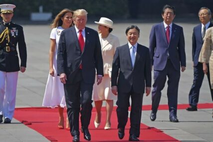 UŠAO U ISTORIJU Tramp je prvi svjetski lider koji se sastao sa NOVIM JAPANSKIM CAROM (FOTO)