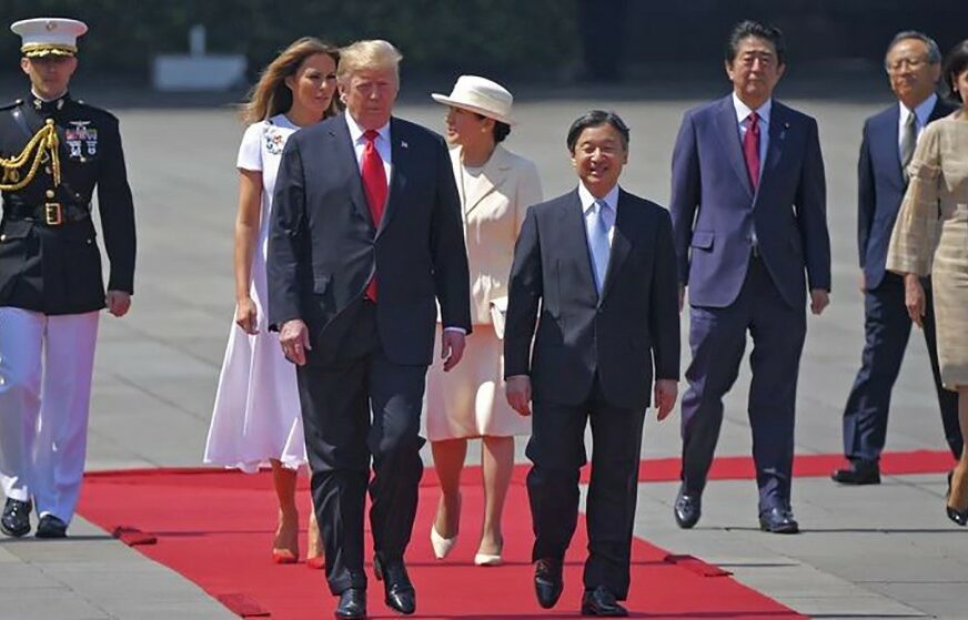 UŠAO U ISTORIJU Tramp je prvi svjetski lider koji se sastao sa NOVIM JAPANSKIM CAROM (FOTO)