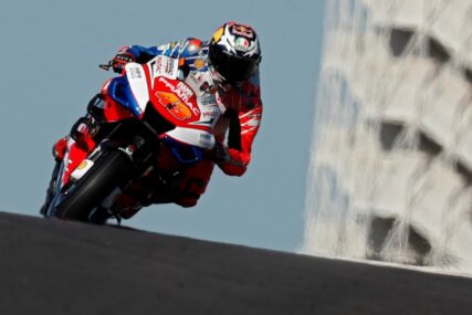 KAKO JE OVO PREŽIVIO?! Jeziv udes vozača Moto GP-a, izletio sa staze i to pravo pred novinara kome je to bio DEBI (VIDEO)
