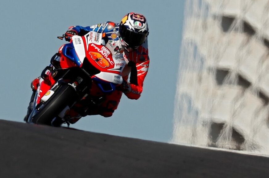 KAKO JE OVO PREŽIVIO?! Jeziv udes vozača Moto GP-a, izletio sa staze i to pravo pred novinara kome je to bio DEBI (VIDEO)