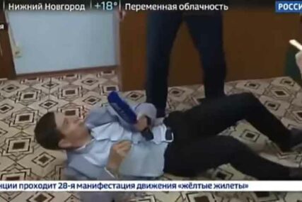 IZGUBIO ŽIVCE Funkcioner Putinove stranke zbog nezgodnog pitanja NOVINARA BACIO NA POD (VIDEO)