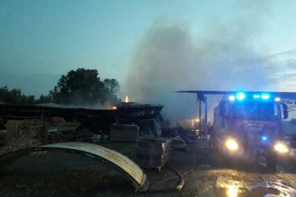 VATROGASCI DEŽURALI DO JUTRA Ugašen požar na pogonu fabrike namještaja u Gradiški