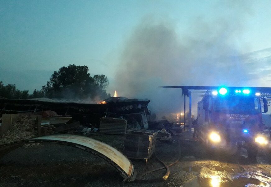 VATROGASCI DEŽURALI DO JUTRA Ugašen požar na pogonu fabrike namještaja u Gradiški
